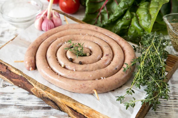 çiğ sosis ızgara vintage kesme tahtası üzerinde kızartma için 