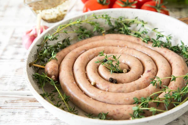 çiğ sosis ızgara vintage kesme tahtası üzerinde kızartma için 