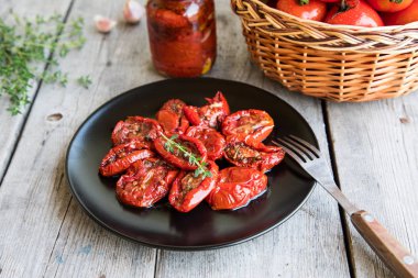 Güneş kase domates ahşap arka plan üzerinde kurutulmuş. 