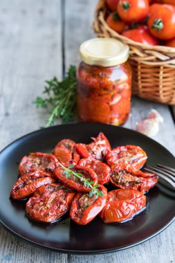 Güneş kase domates ahşap arka plan üzerinde kurutulmuş. 