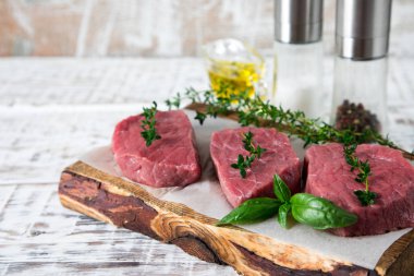 zeytinyağı ile ışık ahşap arka plan üzerinde ham sığır eti biftek 