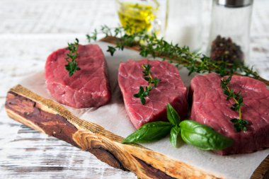 zeytinyağı ile ışık ahşap arka plan üzerinde ham sığır eti biftek 