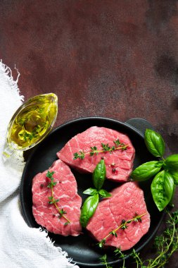 zeytinyağı ile ışık ahşap arka plan üzerinde ham sığır eti biftek 
