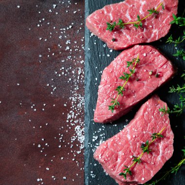 zeytinyağı ile ışık ahşap arka plan üzerinde ham sığır eti biftek 