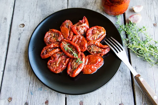 Güneş kase domates ahşap arka plan üzerinde kurutulmuş. 