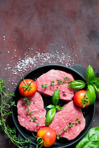 zeytinyağı ile ışık ahşap arka plan üzerinde ham sığır eti biftek 