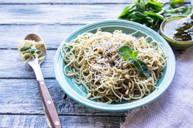 makarna spagetti ile ev yapımı pesto sos ve fesleğen yaprakları