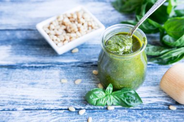 pesto sos ile ham maddeler. Fesleğen pesto sos 