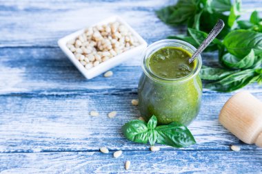 pesto sos ile ham maddeler. Fesleğen pesto sos 