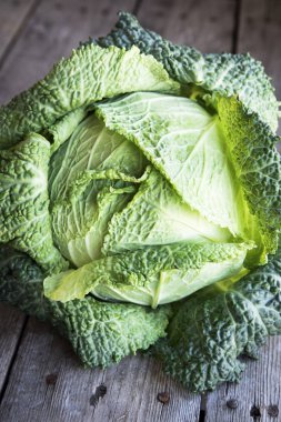 Ahşap arka plan üzerinde ham savoy lahana. Organik gıda