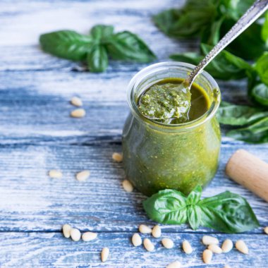 pesto sos ile ham maddeler. Fesleğen pesto sos 