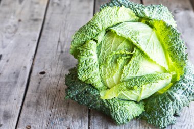 Ahşap arka plan üzerinde ham savoy lahana. Organik gıda