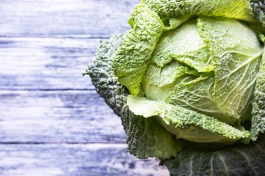 Ahşap arka plan üzerinde ham savoy lahana. Organik gıda