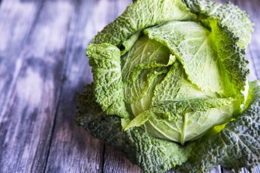 Ahşap arka plan üzerinde ham savoy lahana. Organik gıda