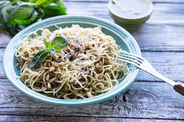 Макаронні спагетті з домашнім песто соусом та листям базиліка — стокове фото