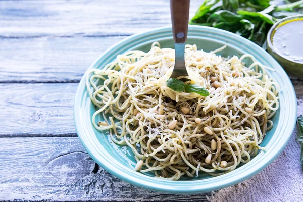 Макаронні спагетті з домашнім песто соусом та листям базиліка — стокове фото