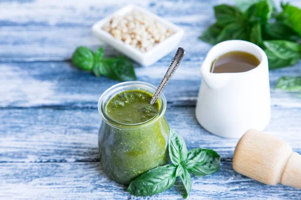 pesto sos ile ham maddeler. Fesleğen pesto sos 