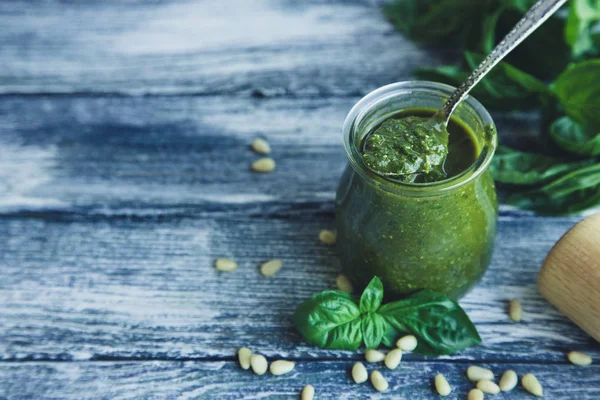 pesto sos ile ham maddeler. Fesleğen pesto sos 