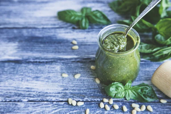 pesto sos ile ham maddeler. Fesleğen pesto sos 