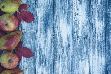 elma, armut ve ahşap arka plan üzerinde sonbahar yaprakları. 