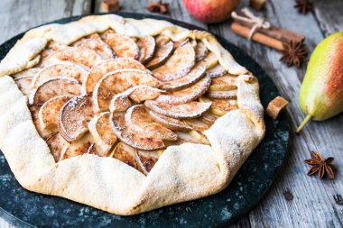 Elma, armut ve eski bir ahşap zemin üzerine tarçın pasta