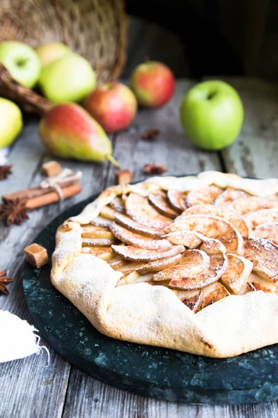 Kuchen mit Äpfeln, Birnen und Zimt auf altem Holzgrund — Stockfoto
