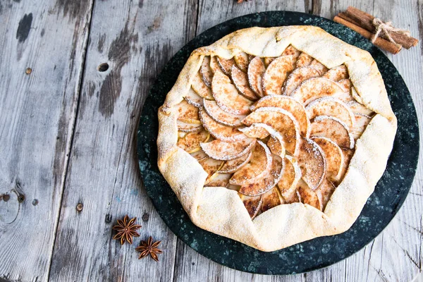 Kuchen mit Äpfeln, Birnen und Zimt auf altem Holzgrund — Stockfoto