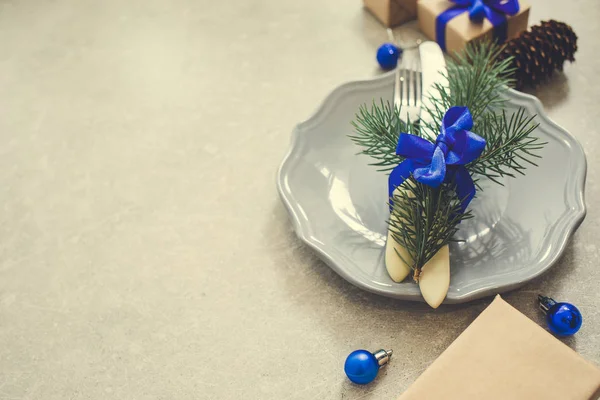 Tło wakacje Christmas żywności, sztućce, talerz i gałęzi choinki — Zdjęcie stockowe