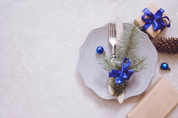 Weihnachten Essen Hintergrund, Besteck, Teller und Weihnachtsbaum Zweig — Stockfoto