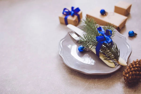 Feriado Natal comida fundo, talheres, prato e árvore de Natal ramo — Fotografia de Stock