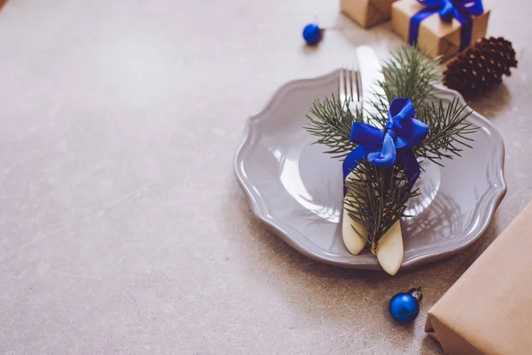 Feriado Natal comida fundo, talheres, prato e árvore de Natal ramo — Fotografia de Stock