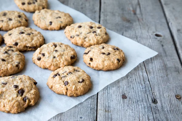 Biscoitos caseiros de aveia com chocolate — Fotografia de Stock