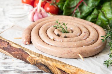 vintage üzerinde kızartma ızgara için çiğ sosis tava kekik ile