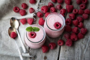 Ahududu, meyve tatlı ile yoğurt güler yüzlü. Berry güler yüzlü.