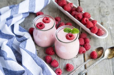 Ahududu, meyve tatlı ile yoğurt güler yüzlü. Berry güler yüzlü.