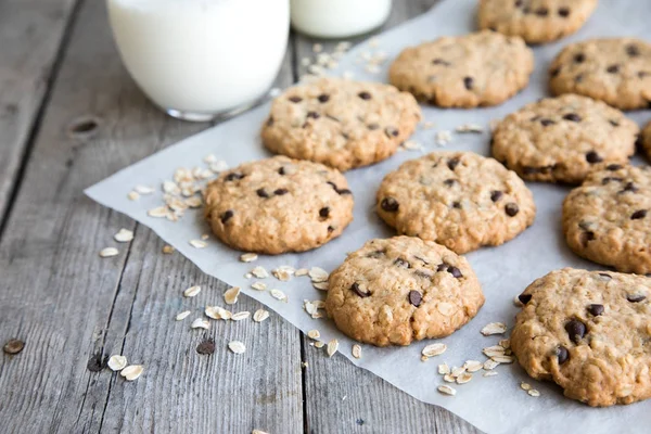 Biscoitos caseiros de aveia com chocolate — Fotografia de Stock