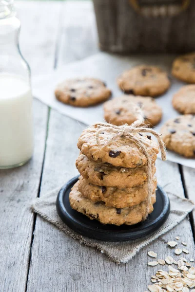 Zelfgemaakte havermoutkoekjes met chocolade — Stockfoto