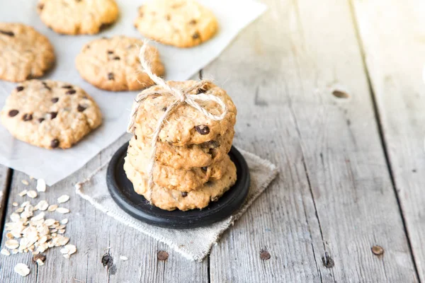 Biscoitos caseiros de aveia com chocolate — Fotografia de Stock