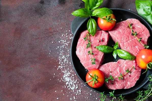 zeytinyağı ve baharat pas bir arka plan üzerinde ham sığır eti biftek