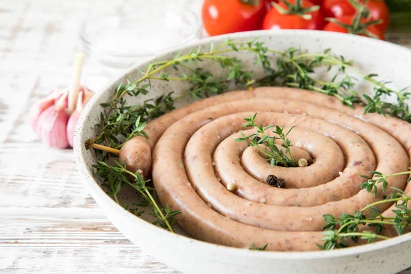 vintage üzerinde kızartma ızgara için çiğ sosis tava kekik ile