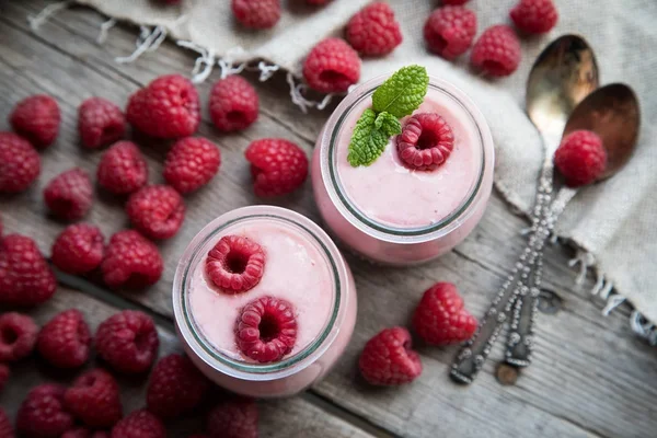 Batido de yogur con frambuesas, postre de frutas. Batido de bayas . —  Fotos de Stock