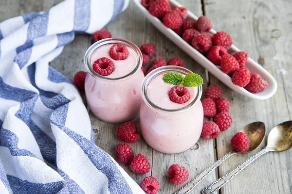Ahududu, meyve tatlı ile yoğurt güler yüzlü. Berry güler yüzlü.