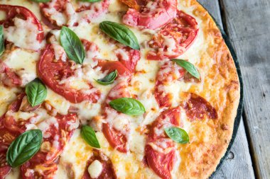 Sıcak ev yapımı Pepperoni Pizza bir rustik ahşap tablo. 