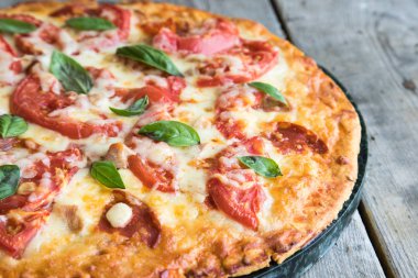 Sıcak ev yapımı Pepperoni Pizza bir rustik ahşap tablo. 