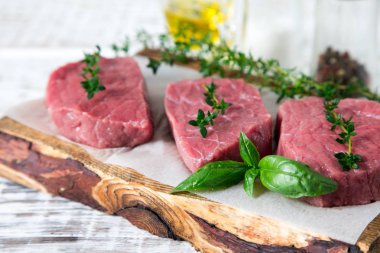 zeytinyağı ve s hafif bir ahşap zemin üzerine ham sığır eti biftek