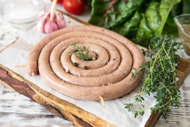 çiğ sosis ızgara vintage kesme tahtası ile kızartma için senin