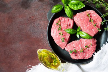 zeytinyağı ve baharat pas bir arka plan üzerinde ham sığır eti biftek