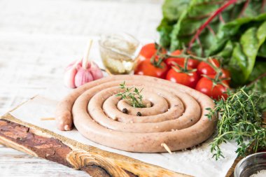 çiğ sosis ızgara vintage kesme tahtası üzerinde kızartma için 