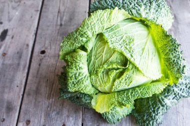 Ahşap arka plan üzerinde ham savoy lahana. Organik gıda