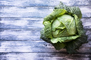 Ahşap arka plan üzerinde ham savoy lahana. Organik gıda